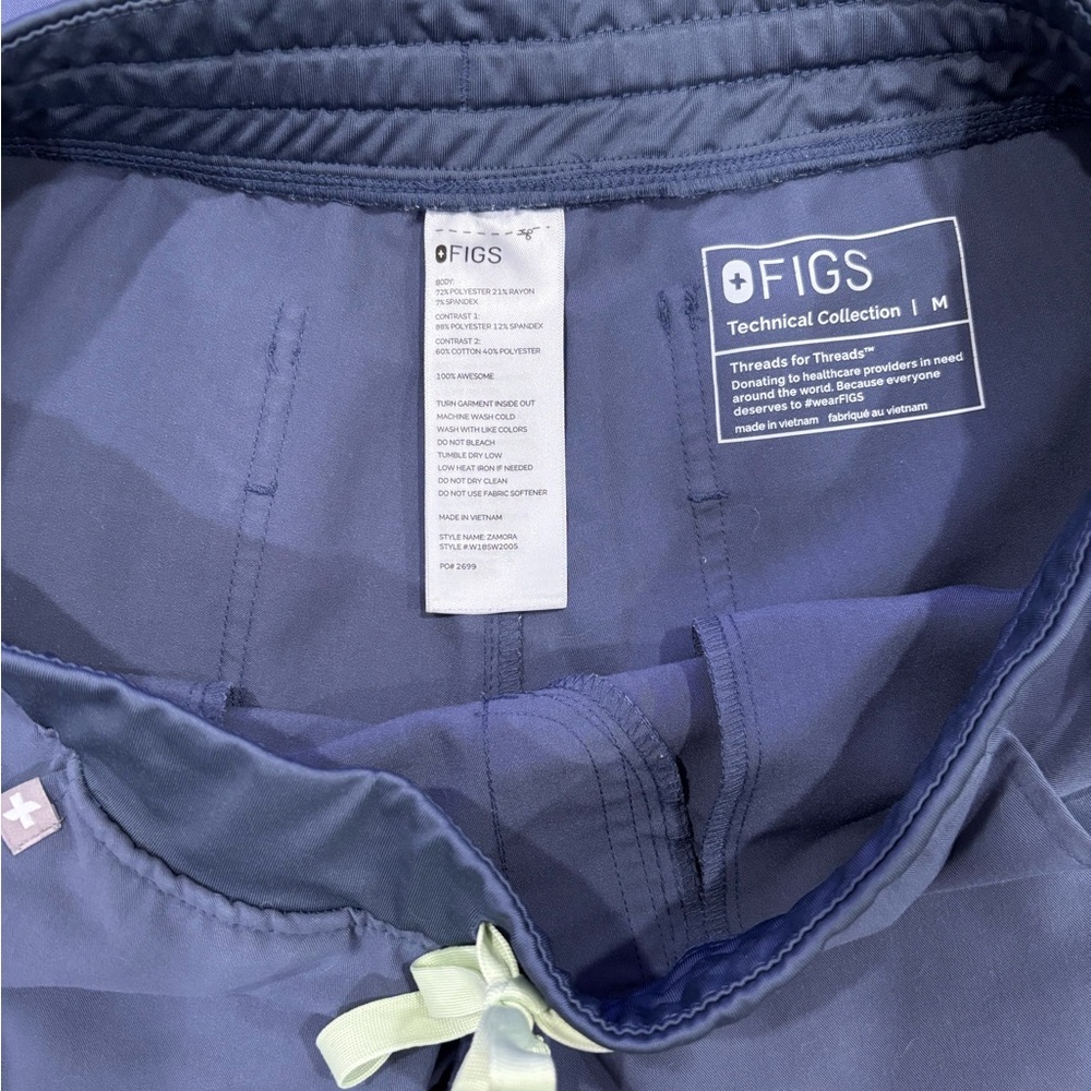 Figs Classic V-Neck Scrub Set in Slate Blue - Picture 2 of 3